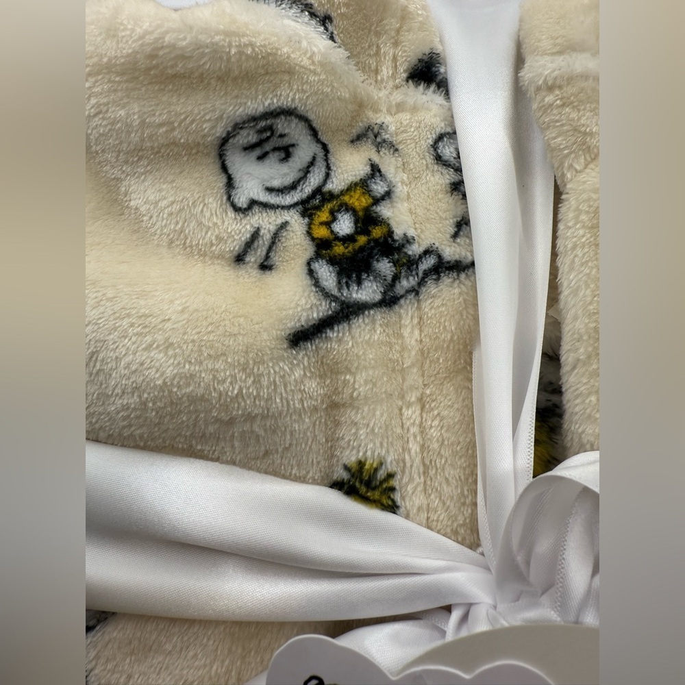 Peanuts 75th Anniversary Robe Gift Box set Cream background with cartoon images - Picture 2 of 6